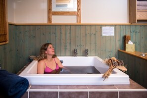 Indoor spa tub