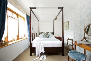 Habitación doble, baño compartido | Decoración personalizada, muebles diferentes y ropa de cama