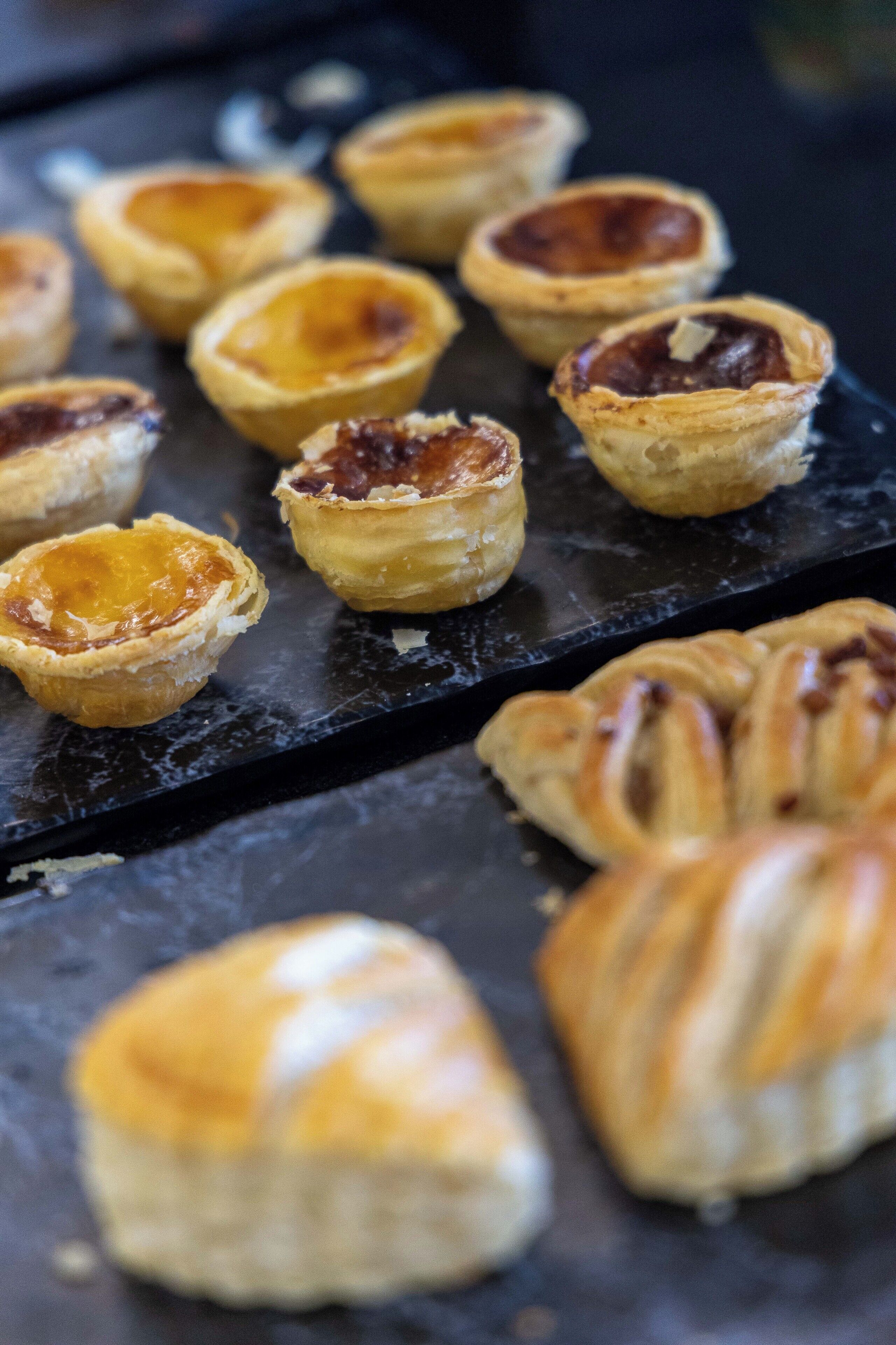 Un plateau de viennoiseries, comprenant des tartes et des croissants.