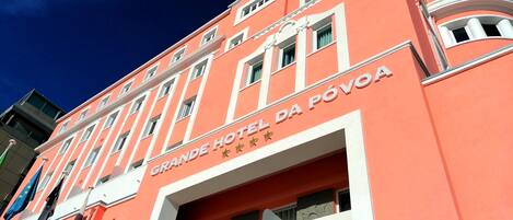 A building with the sign "GRANDE HOTEL DA PÓVOA" indicating a hotel.