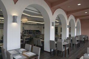 Desayuno buffet los fines de semana (con cargo) 
