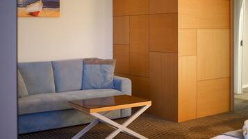 The 1 Suite Junior (Sea View) | Minibar med vissa gratis produkter och vÀrdeförvaringsskÄp pÄ rummet