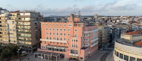 Un hôtel à étages, doté d’une cour intérieure et d’un casino situé à côté.