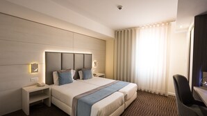 Prestige Club - Twin/Double City View | Minibar (some free items), in-room safe, desk, blackout drapes -  THE ONE Grand Hotel da Póvoa 4 (Povoa De Varzim)