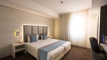 Prestige Club - Twin/Double City View | Free minibar items, in-room safe, individually decorated, desk