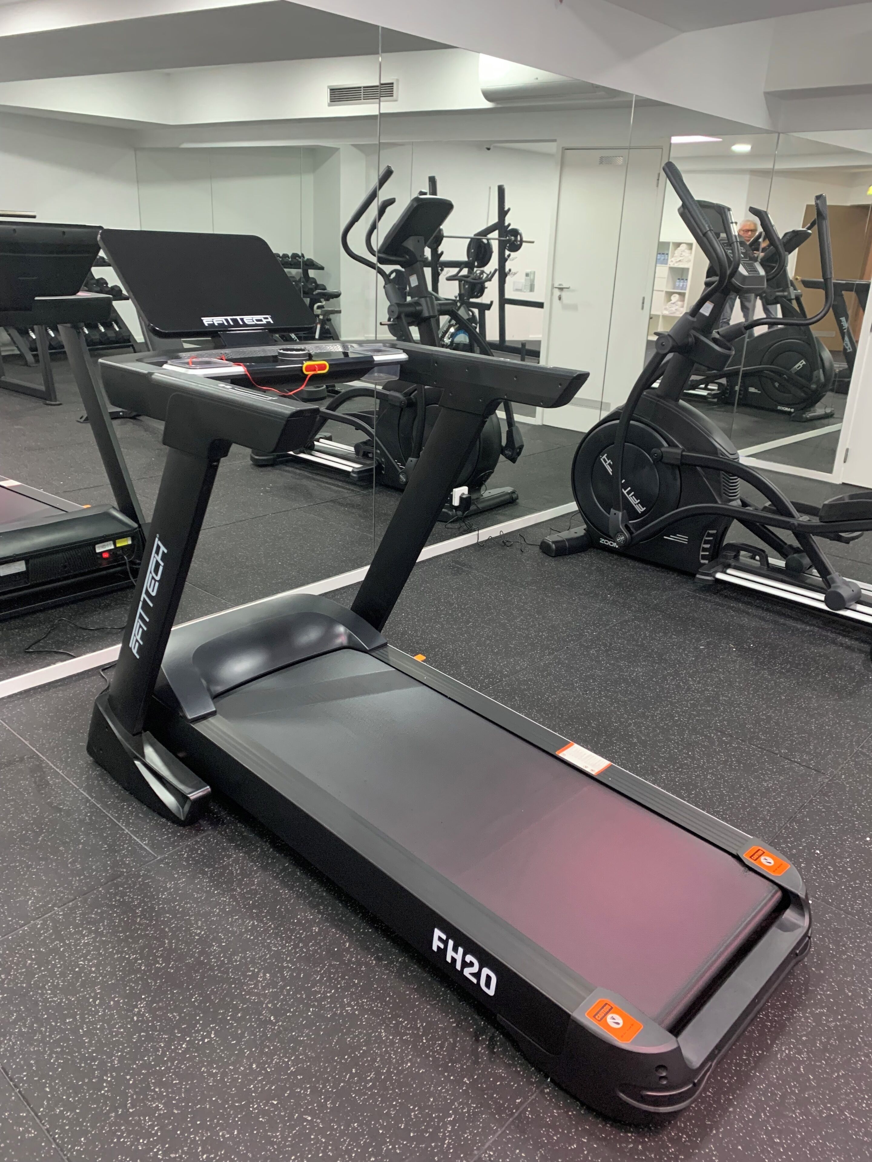 Ein Fitnessstudio mit Laufbändern, Ergometer und Kraftgeräten.