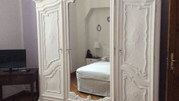 Una scrivania, culle/letti per bambini (gratuiti)