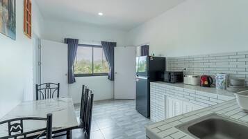 Standard Room | In-room safe, desk, free WiFi, bed sheets