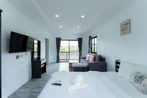 Chambre Standard | Coffre-fort, bureau, accès au Wi-Fi (inclus), literie fournie