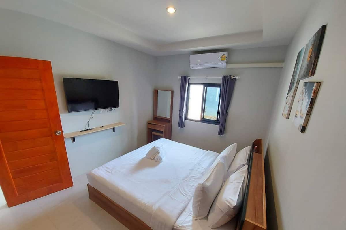 Een kluis op de kamer, een bureau, gratis wifi, beddengoed