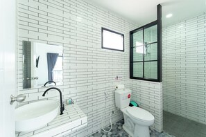 Habitación estándar | Baño | Ducha, artículos de higiene personal gratuitos, toallas y jabón