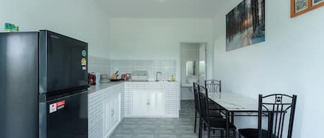 Standard Room | In-room safe, desk, free WiFi, bed sheets