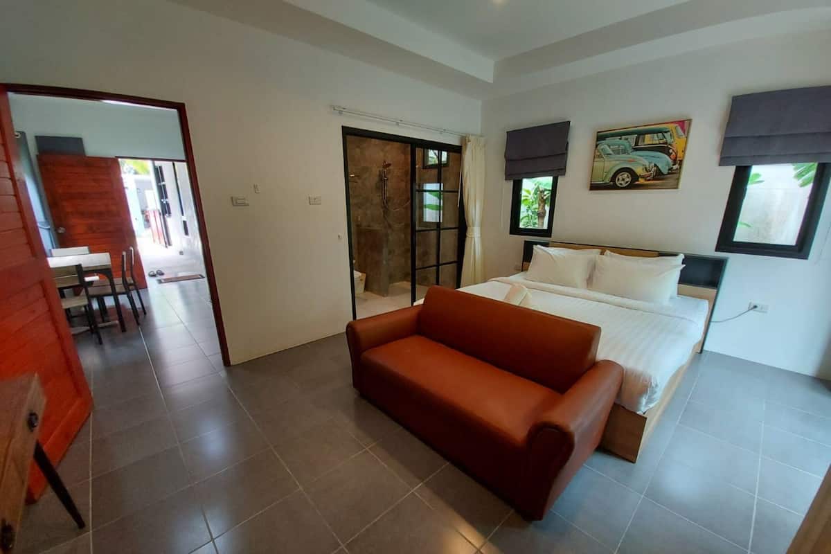 Grand House, 2 Bedrooms | 2 bedrooms, in-room safe, desk, free WiFi