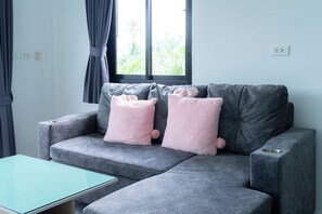 In-room safe, desk, free WiFi, bed sheets - Malinee Resort (Choeng Thale)