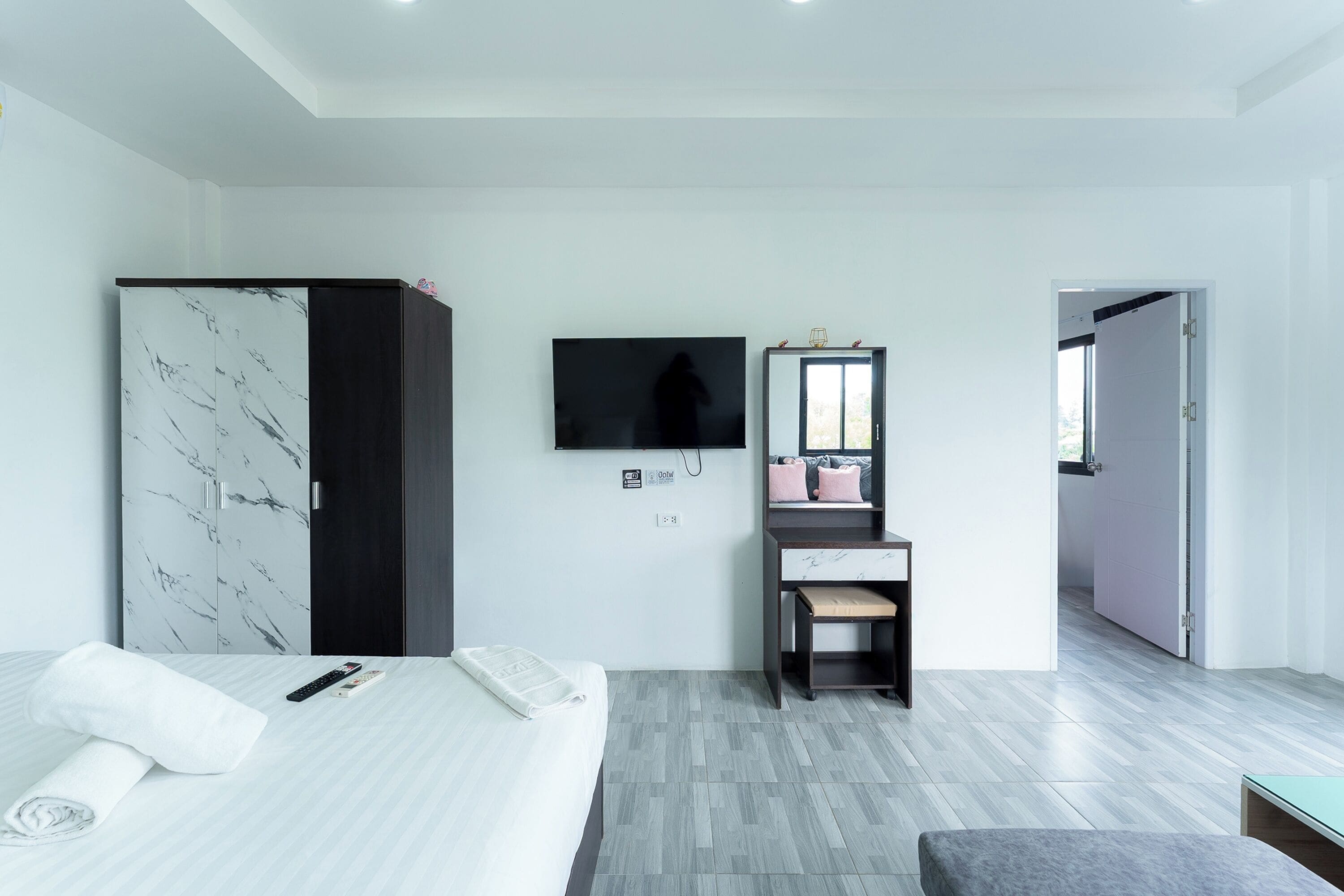 Standard Room | In-room safe, desk, free WiFi, bed sheets