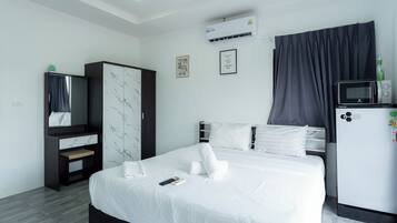 Standard Room | In-room safe, desk, free WiFi, bed sheets