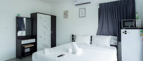 Standard Room | In-room safe, desk, free WiFi, bed sheets