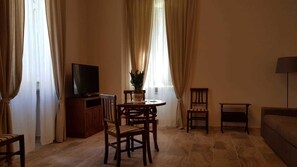 Vierpersoonskamer (1) | Woonruimte | Lcd-televisie