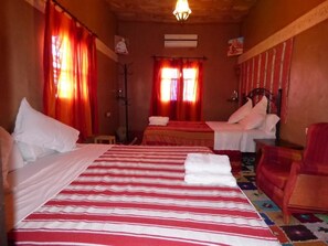 Quarto quádruplo | Wi-Fi de cortesia, roupa de cama