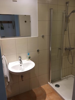 Lejlighed | Badeværelse | Bruser, Shampoo