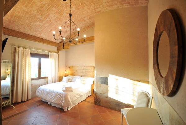 6 bedrooms, desk, soundproofing, iron/ironing board