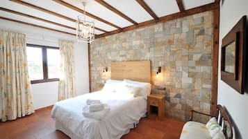 6 bedrooms, desk, soundproofing, iron/ironing board