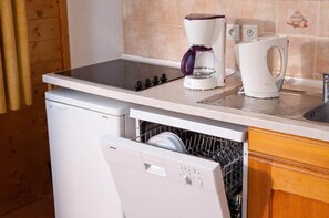 Een koelkast, een microgolfoven, een vaatwasser
