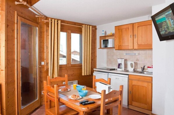 Fridge, microwave, dishwasher, cookware/dishes/utensils