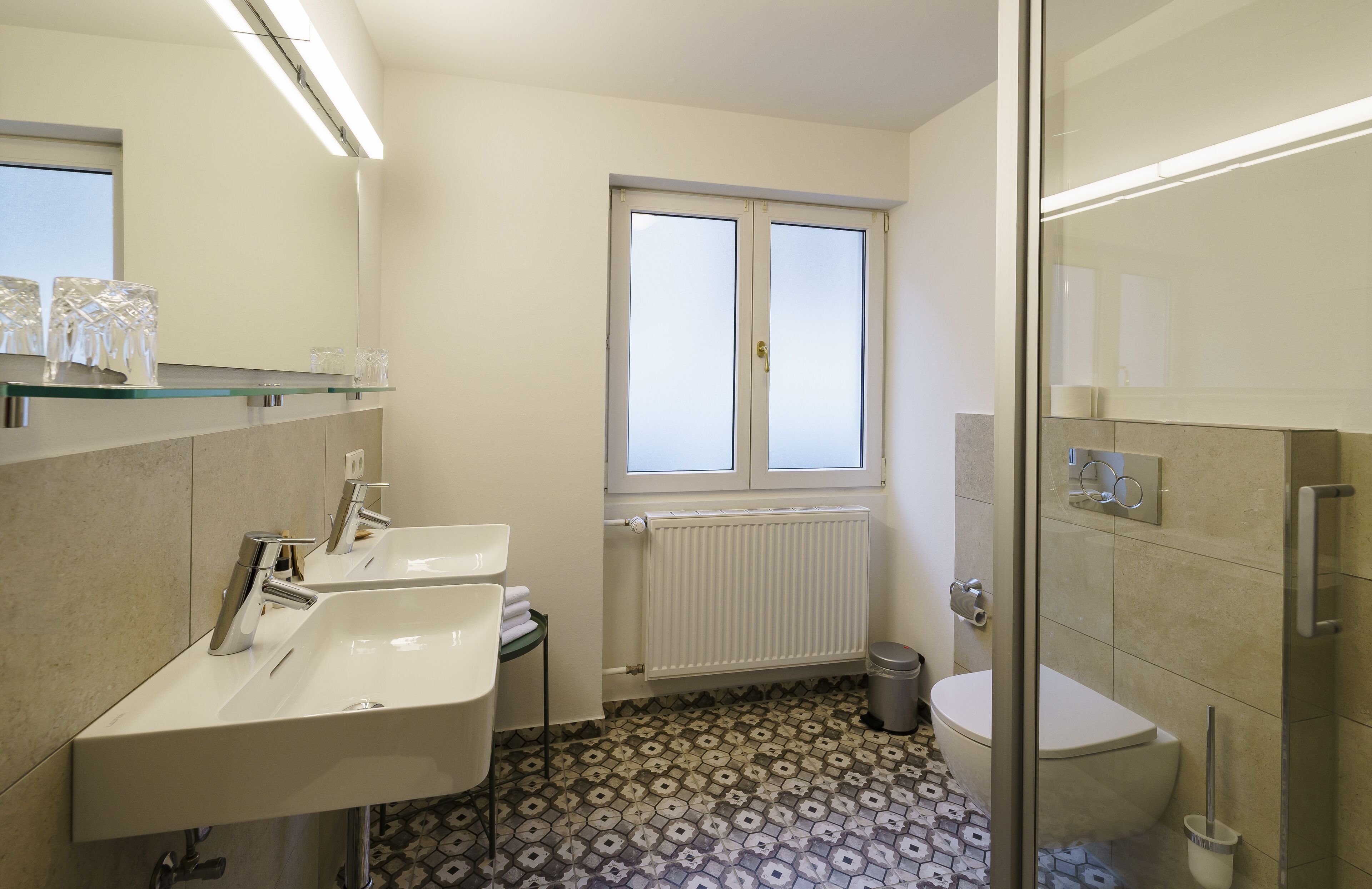 design apartment | bathroom | shower, hair dryer, towels