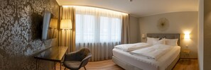 Habitació doble Comfort, vistes a la ciutat | Roba de llit hipoal·lergògena i mobiliari individual 