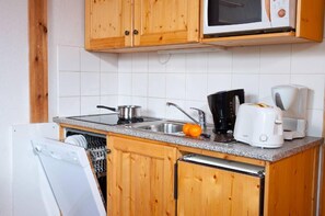 Réfrigérateur, micro-ondes, lave-vaisselle, cafetière/bouilloire