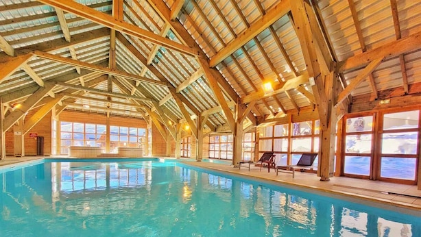 An indoor swimming pool with wooden beams and large windows. - Wifi, 200m from ski slopes, swimming pool, terrace, balcony, parking, 30-35m², Saint Sorlin d'Arves (Saint-Sorlin-d'Arves)