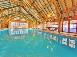 An indoor swimming pool with wooden beams and large windows. - Wifi, 200m from ski slopes, swimming pool, terrace, balcony, parking, 30-35m², Saint Sorlin d'Arves (Saint-Sorlin-d'Arves)