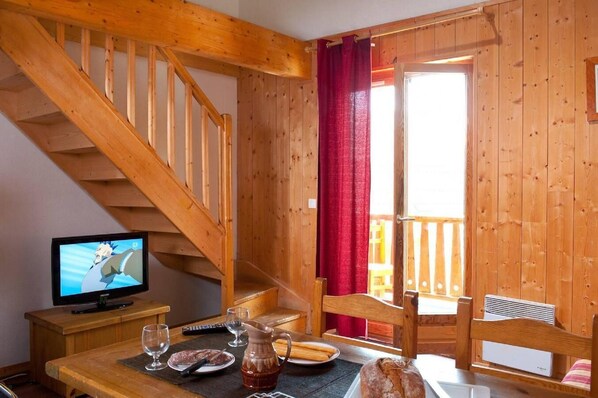 Dining - Wifi, swimming pool, terrace, balcony, parking, 50-60m², Saint Sorlin d'Arves (Saint-Sorlin-d'Arves)