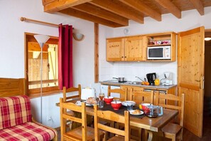 Dining - Wifi, swimming pool, terrace, balcony, parking, 50-60m², Saint Sorlin d'Arves (Saint-Sorlin-d'Arves)