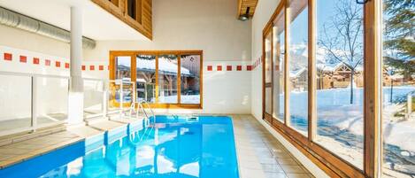 Una piscina techada, una piscina climatizada