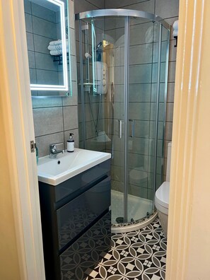 Habitación doble, baño en la habitación, vista al jardín (Room 4) | Baño