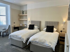 Habitación superior con 2 camas individuales, baño en la habitación (Room 6)