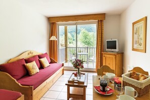 Living area - Fitness, swimming pool, sauna, hammam, terrace, balcony, parking, tv, ski locker, 48m² (Saint-Lary-Soulan)