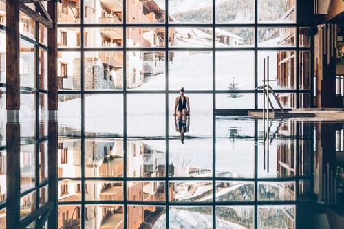 À 200m des pistes de ski, remise en forme, piscine, sauna, hammam, balcon, cheminée ou poêle à bois