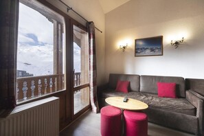 Living area - 100m from ski slopes, fitness, swimming pool, sauna, jacuzzi, hammam, balcony, tv, ski locker, 60m² (Val Thorens)