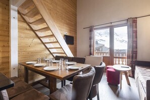 Dining - 100m from ski slopes, fitness, swimming pool, sauna, jacuzzi, hammam, balcony, tv, ski locker, 60m² (Val Thorens)