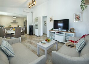 تلفزيون، مشغل دي في دي، تنس طاولة، ستيريو