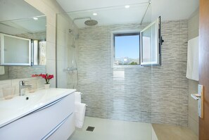 Badewanne, Haartrockner, Handtücher