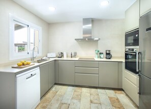 Réfrigérateur, four à micro-ondes, un four, lave-vaisselle