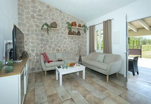 Televisión, reproductor de DVD, tenis de mesa y estéreo 
