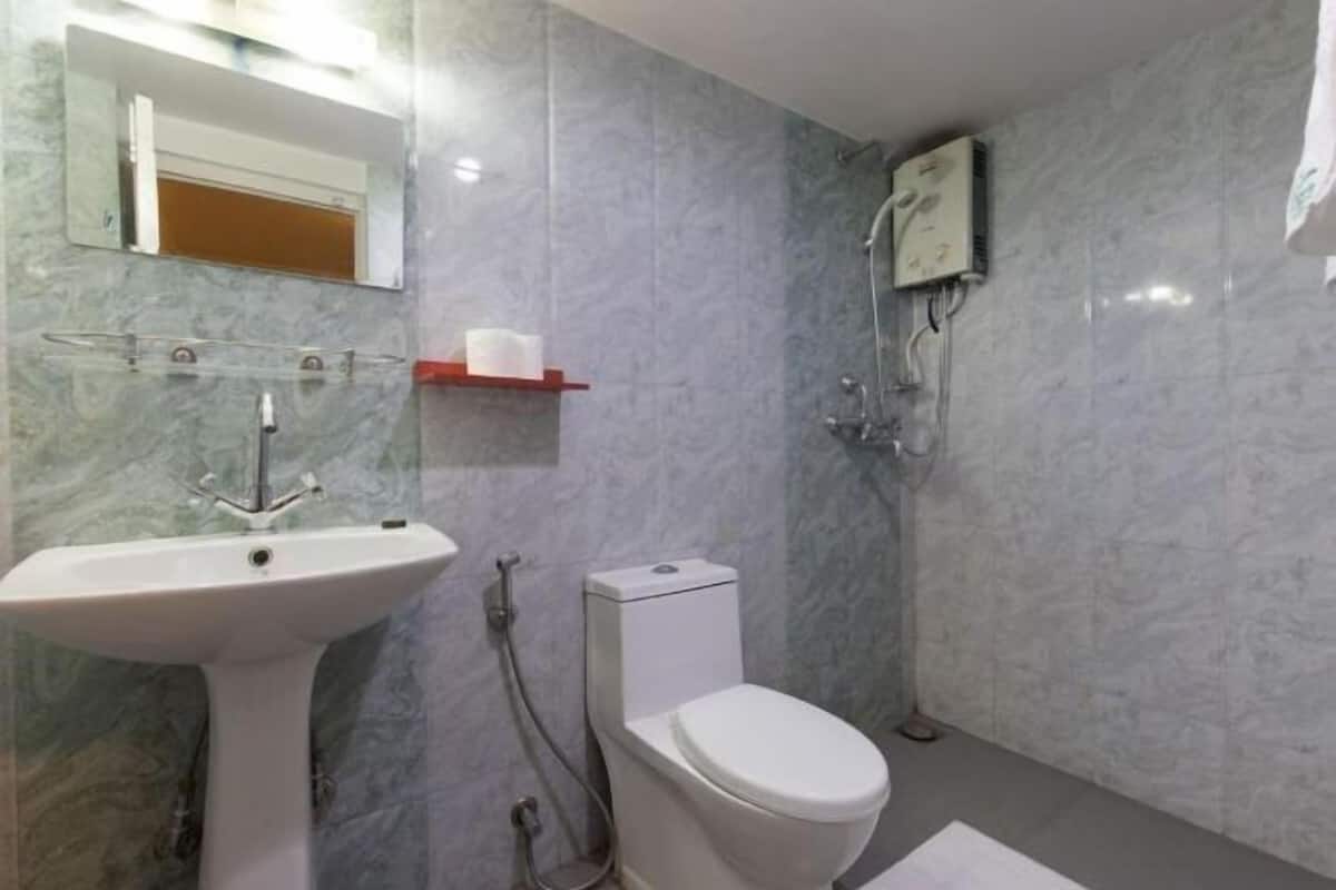 Shower, free toiletries, slippers, towels