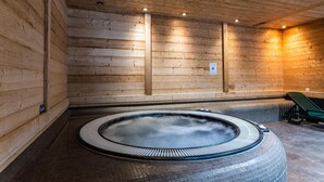 A wooden sauna with a circular hot tub, benches, and a tiled floor. - 100m from ski slopes, swimming pool, sauna, hammam, balcony, tv, ski locker, 32m², La Toussuire (Fontcouverte-la-Toussuire)