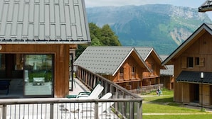 A wooden lodge with a balcony overlooking a mountainous landscape. - Wifi, 300m from ski slopes, swimming pool, sauna, terrace, balcony, parking, ski locker, 56m² (La Féclaz)