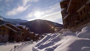 A snow-covered village with wooden buildings and a mountain in the background. - 50m from shops, swimming pool, balcony, 36-37m², Les Orres (Les Orres)